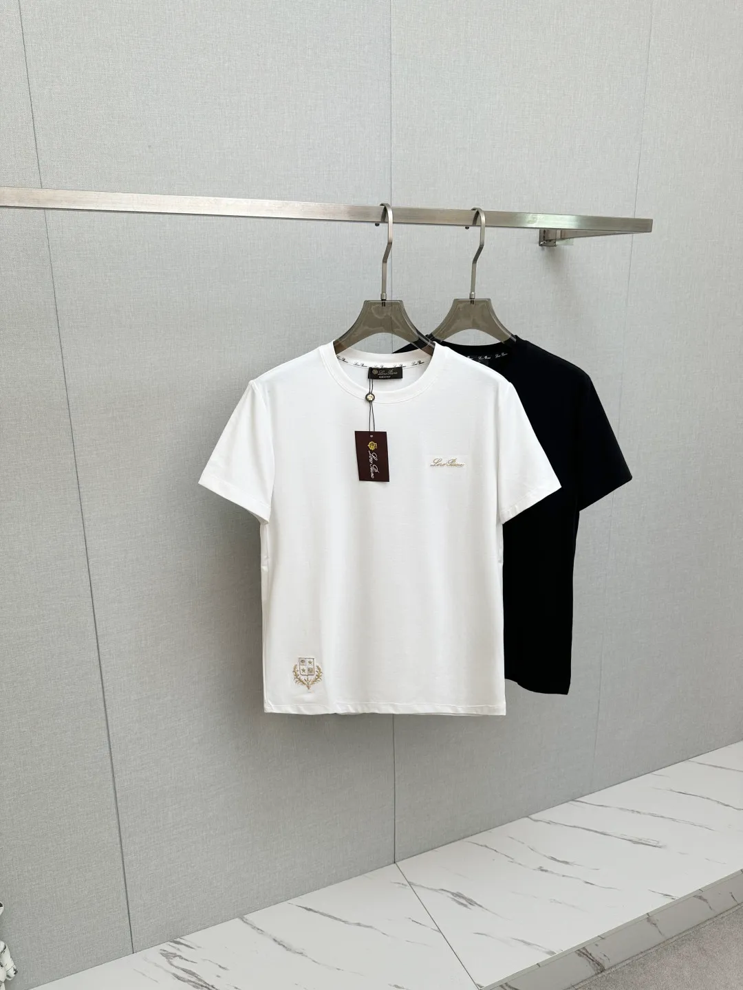 LP Original 2026New Arrival short-sleeved T-shirt! Fashionable and casual short-sleeved T-shirt with catwalk pattern! Design a logo! The specially designed and selected customer-supplied fabrics are soft to the touch and skin-friendly, and the breathability and comfort are impeccable. You will definitely fall in love with the real thing! Non-sexist couples can wear mixed styles to open up a new fashion style! Distinguishing market version, high-definition Series! Size: M-3XL